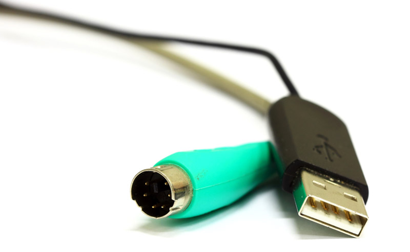 Un puerto USB junto a un adaptador PS2. Foto: Ying Geng / Shutterstock